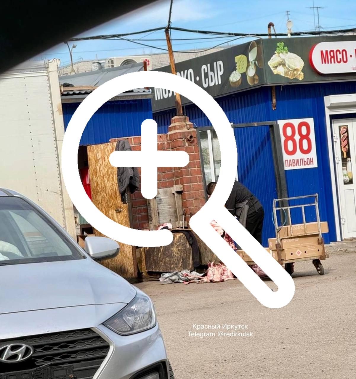 Разделка мяса во дворе рынка на Волжской. 🇷🇺 Источник: ЧП...