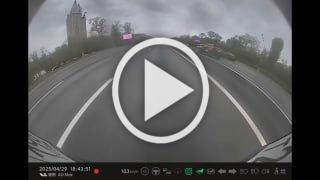 Пассажир автомобиля с мигалкой ударил дубинкой по зеркалу машины, «слишком медленно уступившей дорогу».