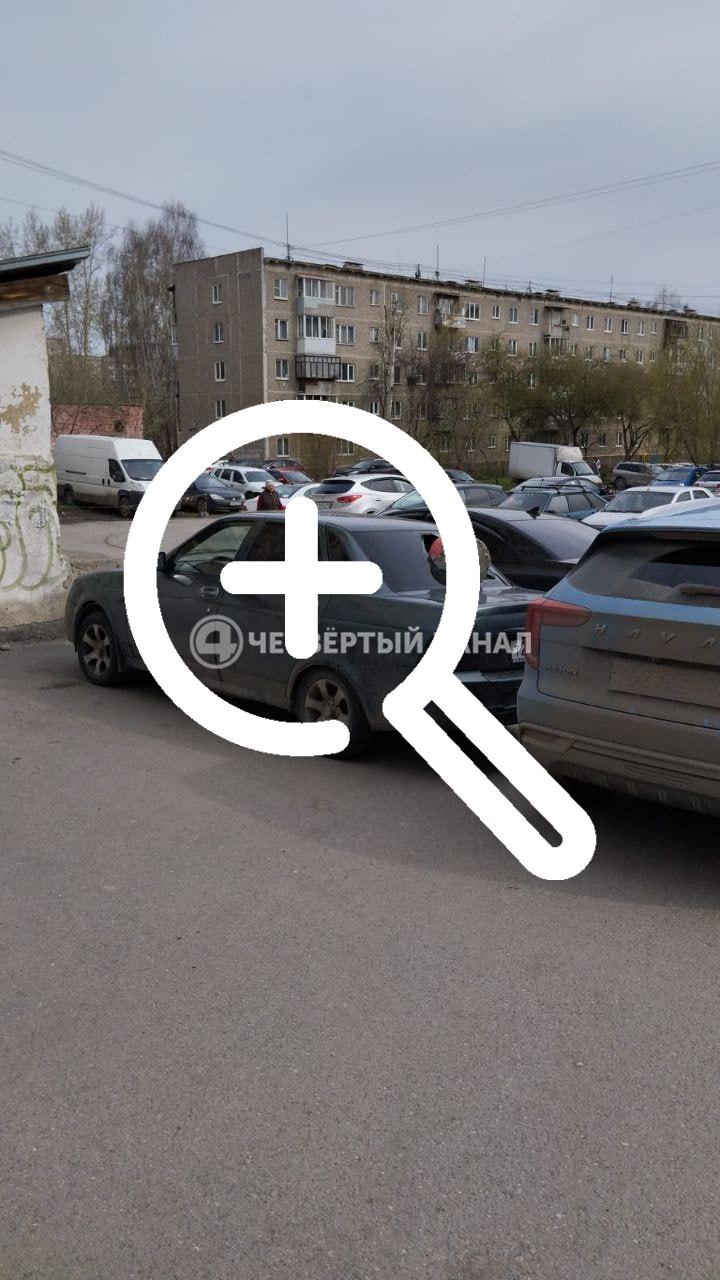 Вандал на Таганской устроил дебош и повредил несколько авто