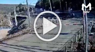 Грузовик проскочил в метре от поезда на ж/д переезде в Усть-Куте.