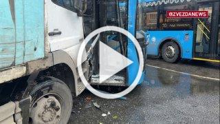 На Кронштадтском бульваре столкнулись два автобуса и большегруз.
