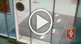 Камера зафиксировала момент ДТП, когда автомобиль врезался в магазин