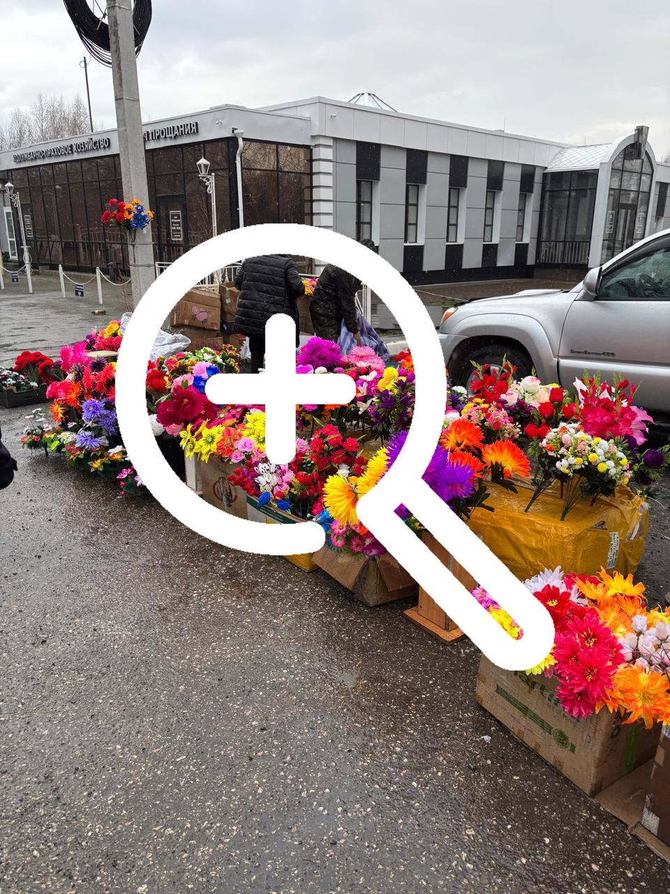 Нелегальных торговцев цветами поймали у кладбищ в...