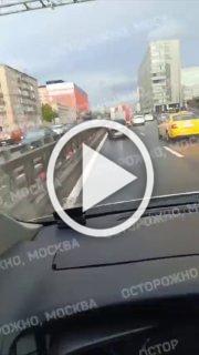 В Москве сотрудники скорой помощи пожаловались на водителя, который отказывался пропускать их автомобиль