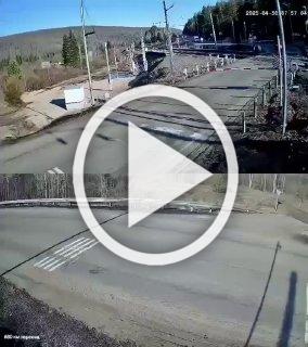 На миллиметр и секунду от гибели— в Усть-Куте водитель решил поиграть наперегонки со смертью с поездом и чудом избежал аварии.