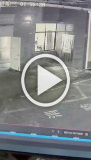 В Китае парень головой разбил стекло и выпрыгнул из окна во время ссоры с девушкой