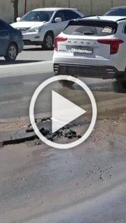 Вода хлынула на проезжую часть из-под асфальта напротив...