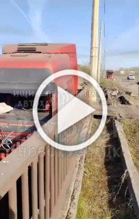 Грузовик слетел с дороги на Бызовском шоссе. О...