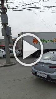Около Галереи грузовик 