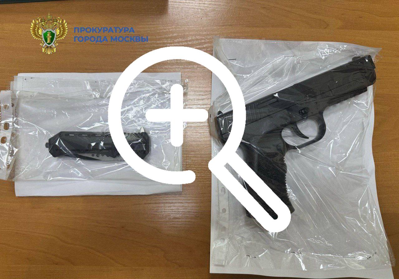 Поздно вечером во дворе одного из домов по ул. Малая...