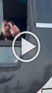 В Питере иностранный специалист водитель автобуса подрезал чужие машины в районе Лахты, когда ему посигналили, то он начал показывать средний палец из салона и угрожать.