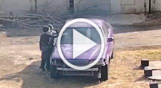 В Абакане школьники разбили машину камнями