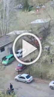 В Сосновоборске пожарные сняли с крыши гаража мужчину.