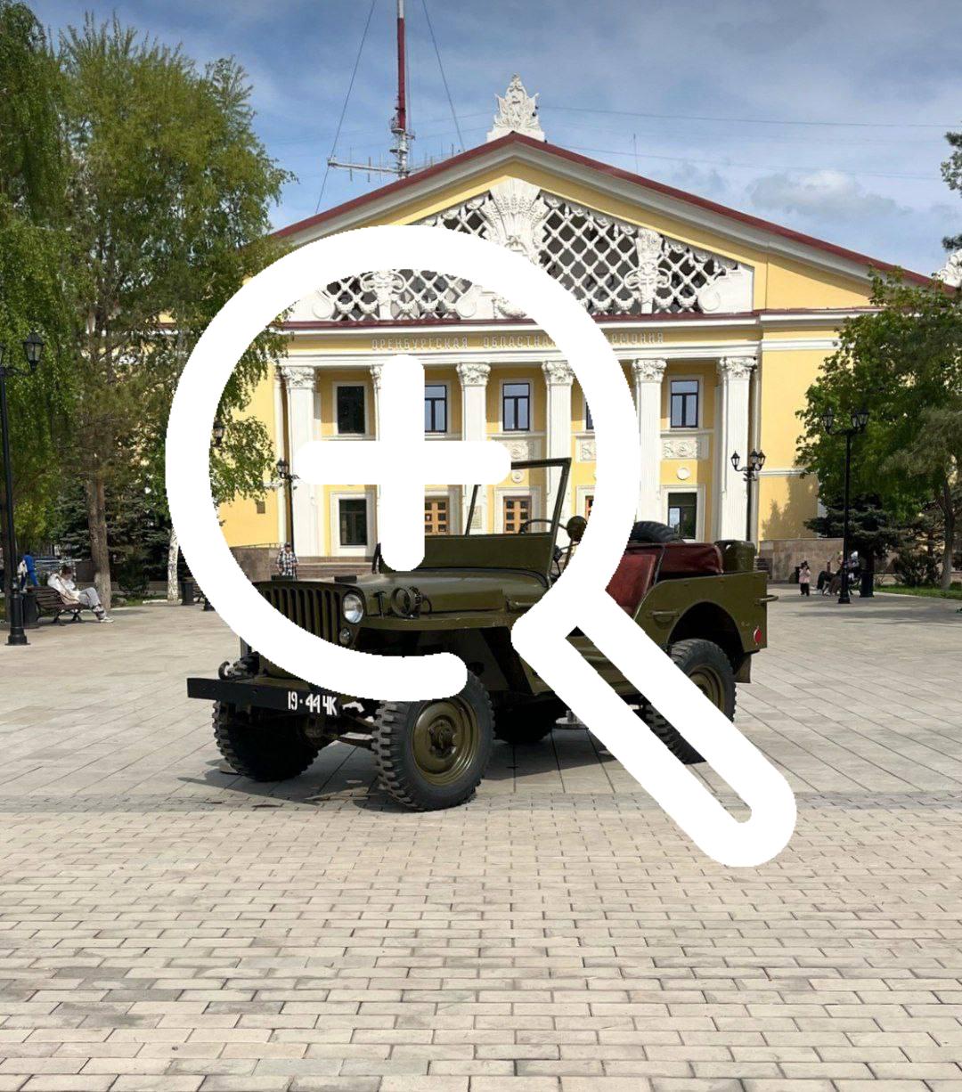 Выставка ретро-автомобилей и праздничный концерт у...