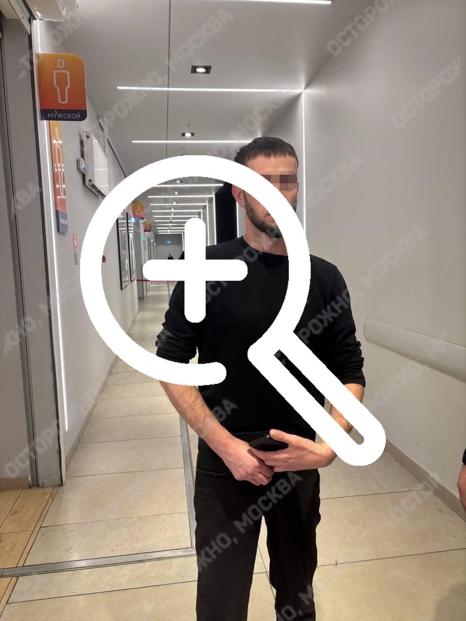 В ТЦ «Саларис» москвичка поймала мужчину, который снимал, как она переодевалась в женском туалете.