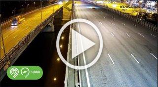 Грузовик протаранил легковой автомобиль на МКАДе