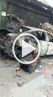 Водитель седана на скорости влетел в столб и жилой дом, в...