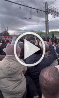 «Убийства за кашу»: россияне подрались из-за бесплатной гречневой каши у «Поезда Победы»