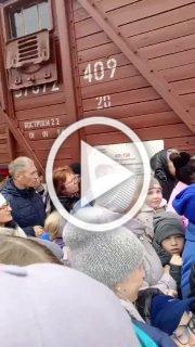 «Убийства за кашу»: россияне подрались из-за бесплатной гречневой каши у «Поезда Победы»