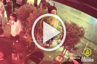 Девушка на Mercedes влетела в толпу на Рубинштейна