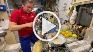 Космонавту из Назарово пришлось самому печь торт на...