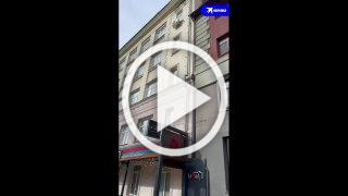 В Новосибирске кусок фасада рухнул на тротуар Красного проспекта
