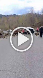 Огромные валуны скатились со скалы прямо на проезжающие машины в Приморье
