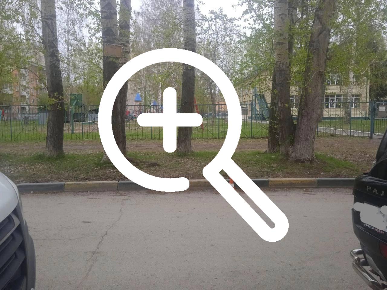 В 17:20, неустановленный водитель двигался по двору дома...