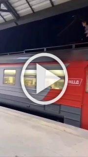 Парень залез на поезд и его ударило током.