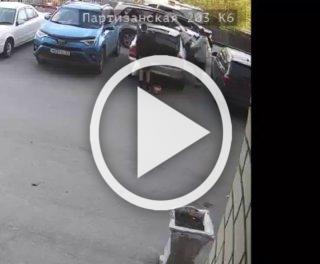 Малолетки скинули телевизор из окна и чуть не пришибли человека в Барнауле