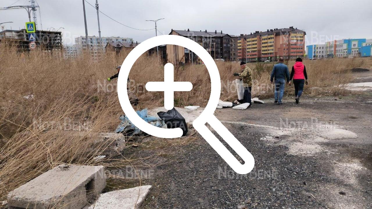 Пустырь в Арбане убрали от мусора. Убирали площадку...