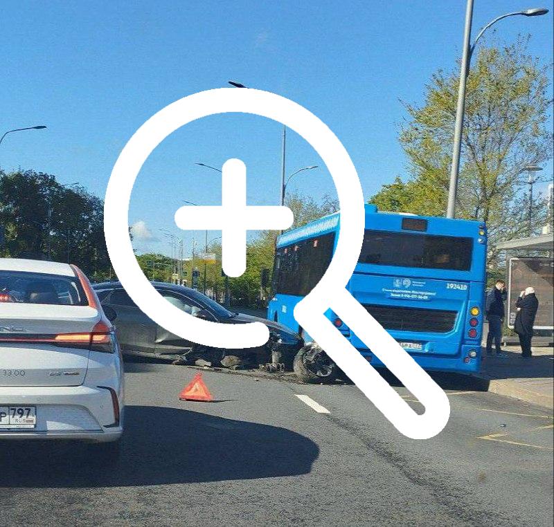 На Савинской набережной столкнулись пассажирский автобус...