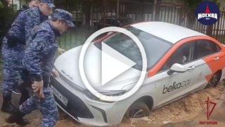 В Москве каршеринг провалился в яму — машину и водителя...