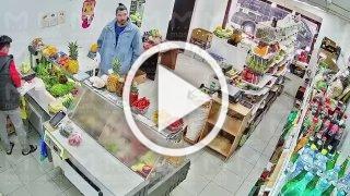 Потолок рухнул на головы продавцам и покупателям в питерском супермаркете.