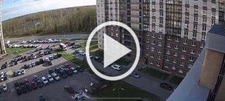 Машина на огромной скорости сбила ребёнка на самокате у питерского ЖК