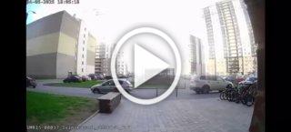 Машина на огромной скорости сбила ребёнка на самокате у питерского ЖК