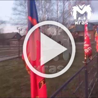 В Богучанах ко Дню Победы украсили город обрезками старых флагов и знамён.