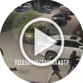 В Самаре на камеру попал безконтактный бой двух мужчин.