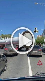 Огромная труба водовода не доехала до места ремонта в...