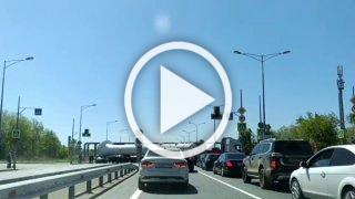 Огромная труба водовода не доехала до места ремонта в...