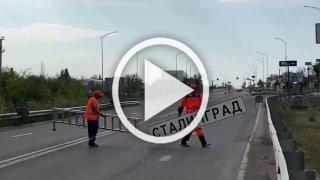 В Волгограде Сталинграде меняют дорожные знаки на период...
