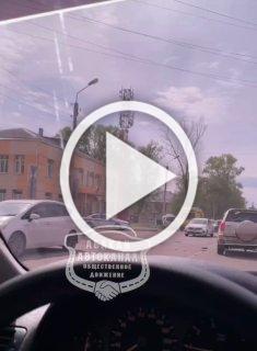 Авария на Жукова, рядом с Горвоенкоматом. Столкнулись две...
