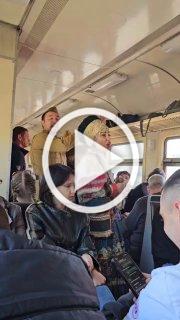 Сегодня в электричках Иркутска выступают артисты ансамбля «Красная горка».