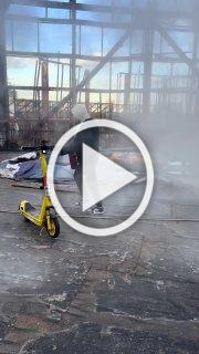 Школьники пробрались в сгоревший после теракта «Крокус». Всё ради ролика на электросамокате с огнетушителем.
