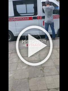 В Кемерово скорая встала на остановке, чтобы оказать...