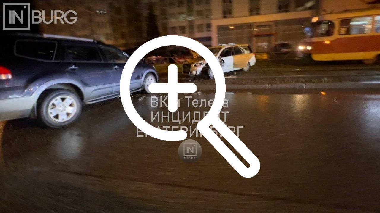 Вчера вечером в Екатеринбурге лоб в лоб столкнулись два автомобиля