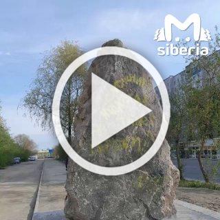 Новосибирцы очистили памятный камень в Сквере Героев СВО после выходки вандалов и провели 