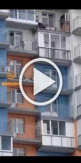 В красноярском Солнечном в целях воспитания ребенка выставили на балкон без одежды