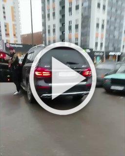 Бородач на Mercedes набросился на девушку, которая перегородила ему дорогу