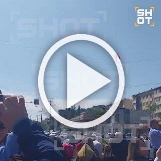 Канатоходец прошёл со Знаменем Победы по канату в Махачкале